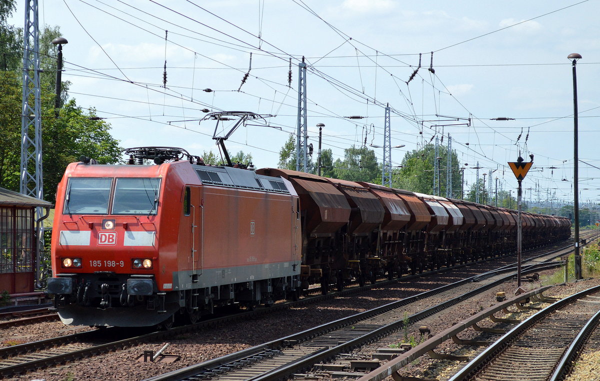 185 198-9 mit einem Ganzzug gedeckter Schüttgutwagen am 18.07.17 Berlin-Hirschgarten.