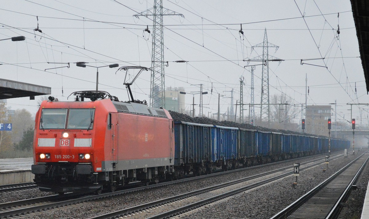 185 200-3 mit einem polnischen Kohlezug am 19.11.14 Bhf. Flughafen Berlin-Schönefeld. 