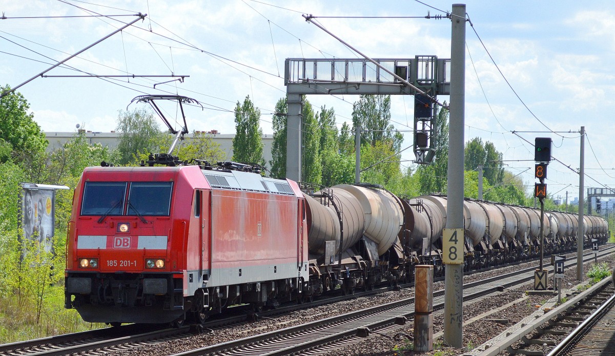 185 201-1 mit einem Knickkesselwagenzug (Kreideschlamm Richtung Schwedt am 06.05.15 Berlin-Pankow.