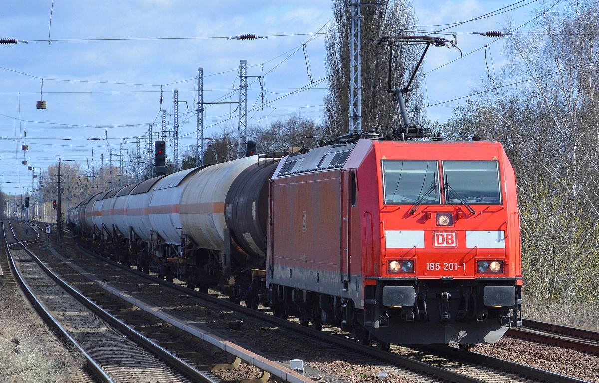 185 201-1 mit Kesselwagenzug am 13.04.15 Berlin-Karow.