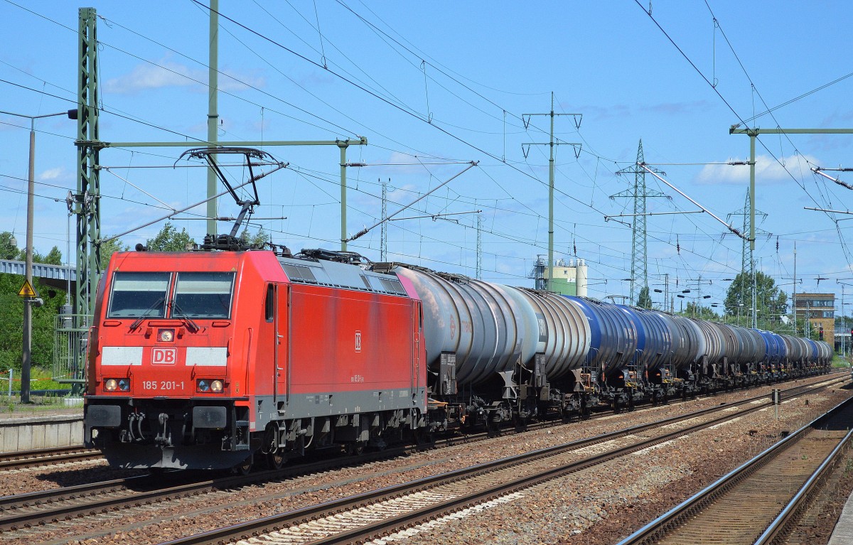 185 201-1 mit Kesselwagenzug am 20.07.15 Bhf. Flughafen Berlin-Schönefeld.