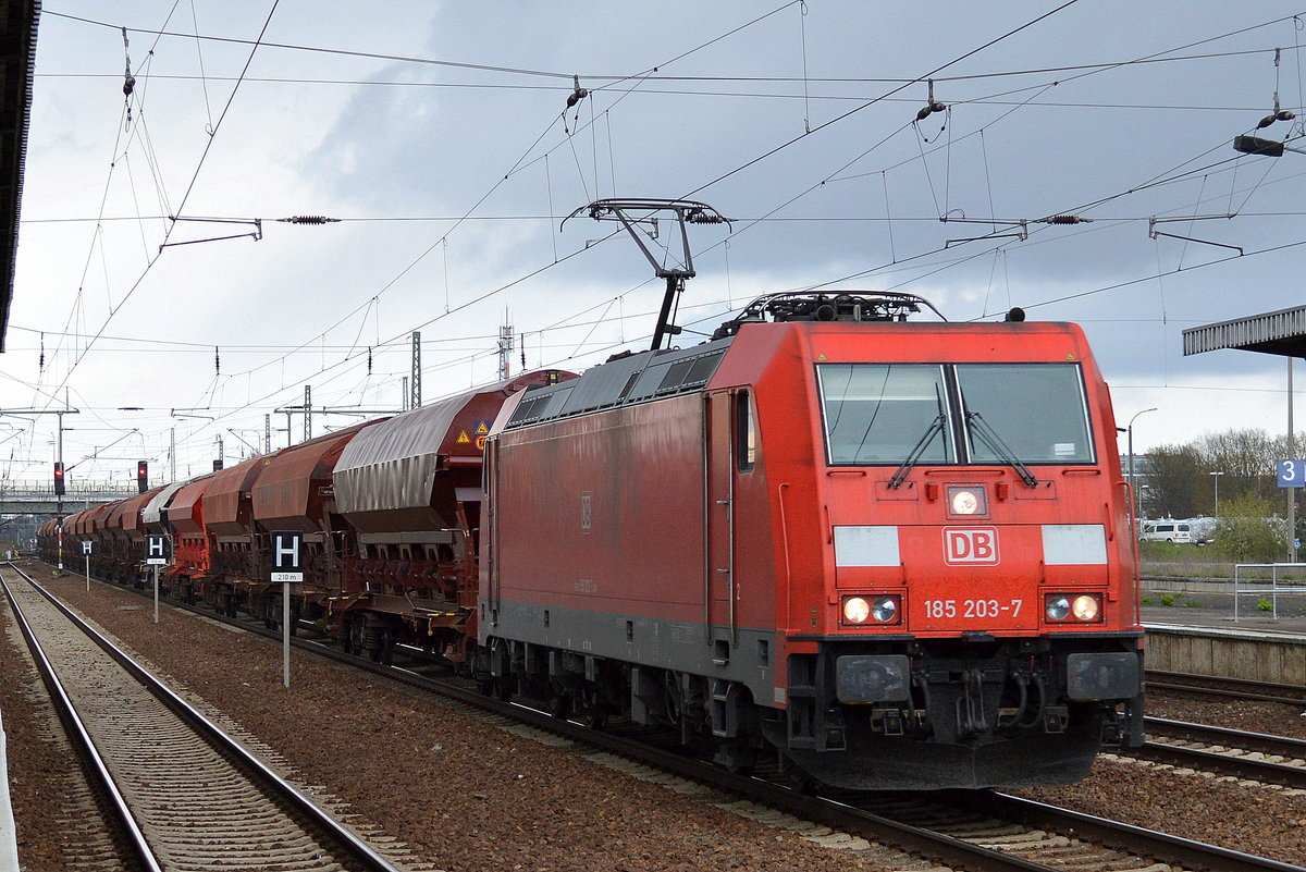 185 203-7 mit Ganzzug gedeckter Schüttgutwagen am 26.04.16 Bf. Flughafen Berlin-Schönefeld.