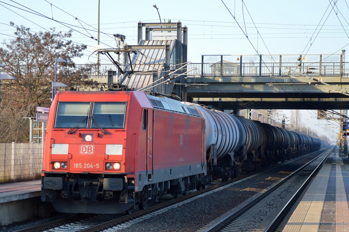 185 204-5 mit Kesselwagenzug (Benzin) am 08.12.15 Berlin-Hohenschönhausen.