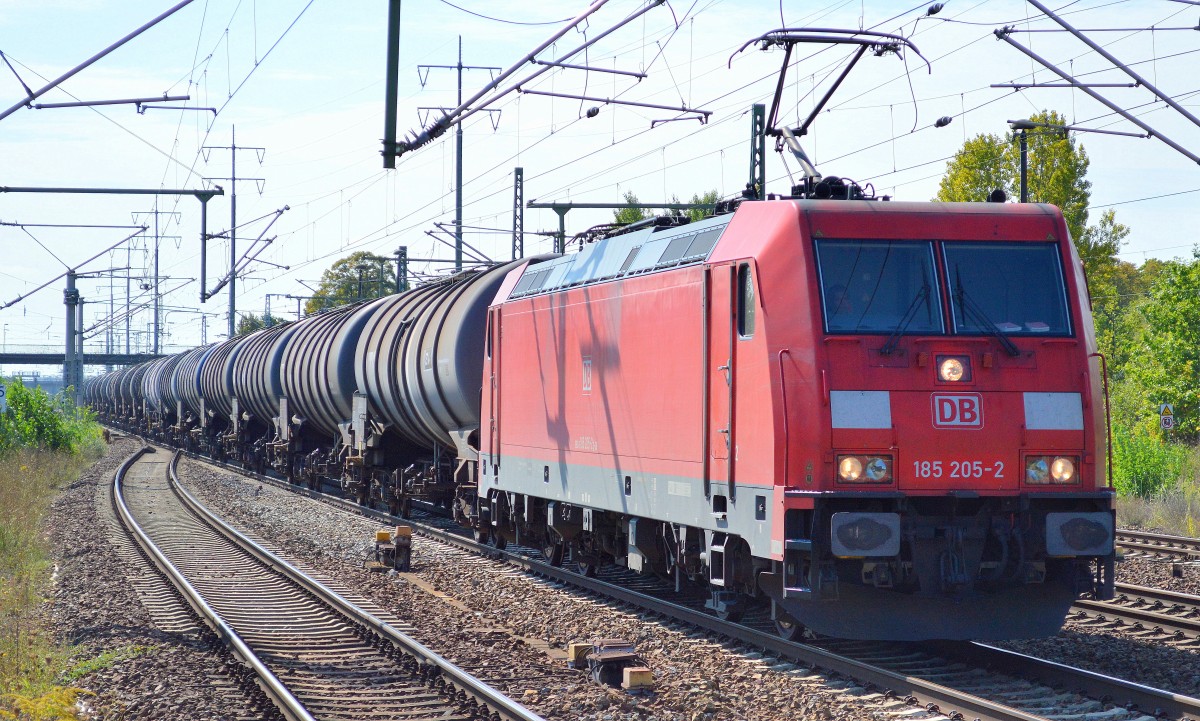 185 205-2 fährt am 03.09.14 mit Kesselwagenzug (UN-Nr.30/1868 Düsenkraftstoff/Kerosin) zu einer Pause im Bhf. Flughafen Berlin-Schönefeld ein.
