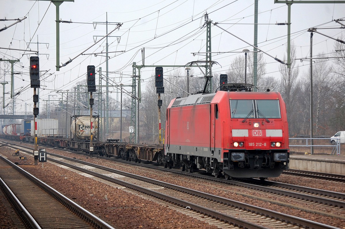 185 212-8 fährt mit einem nur gering beladenen Containerzug zu einer längeren Pause im Bhf. Flughafen Berlin-Schönefeld ein, 04.03.14