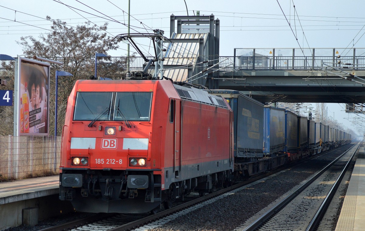 185 212-8 mit KLV-Zug (LKW-WALTER) am 10.03.16 Berlin-Hohenschönhausen.