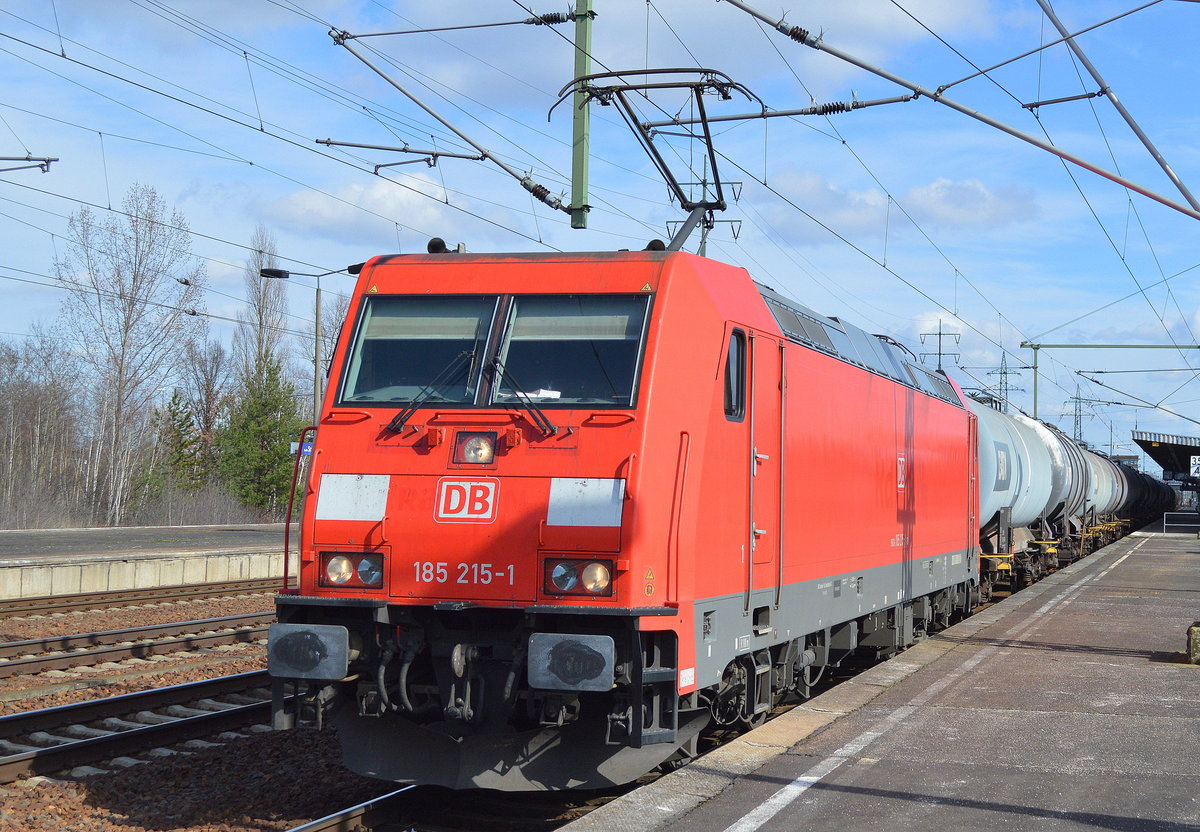 185 215-1 mit Kesselwagenzug nach Personalwechsel bei der Abfahrt Bf. Flughafen Berlin-Schönefeld, 22.03.17