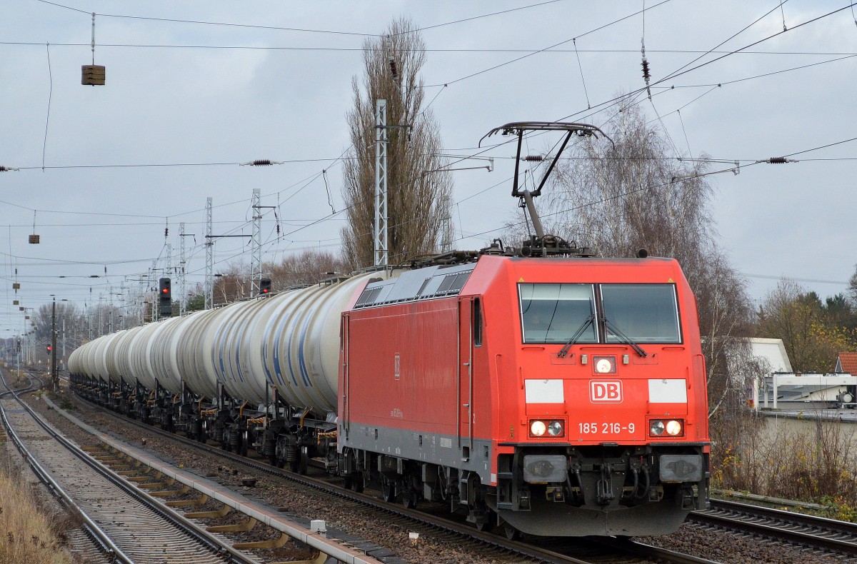 185 216-9 mi Kesselwagenzug am 24.11.14 Berlin-Karow. 