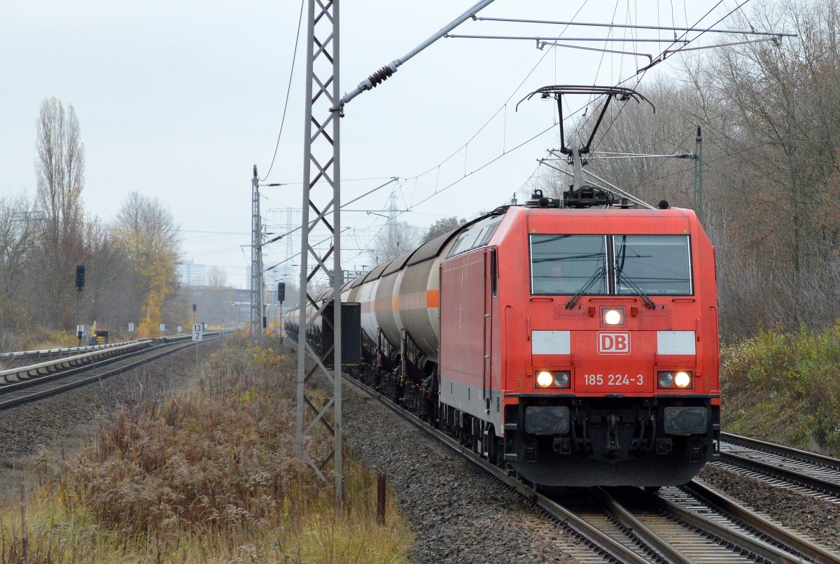 185 224-3 mit einem Ganzzug Gasdruckkesslwagen (leer) Richtung Stendell am 11.11.15 Berlin-Hohenschönhausen.