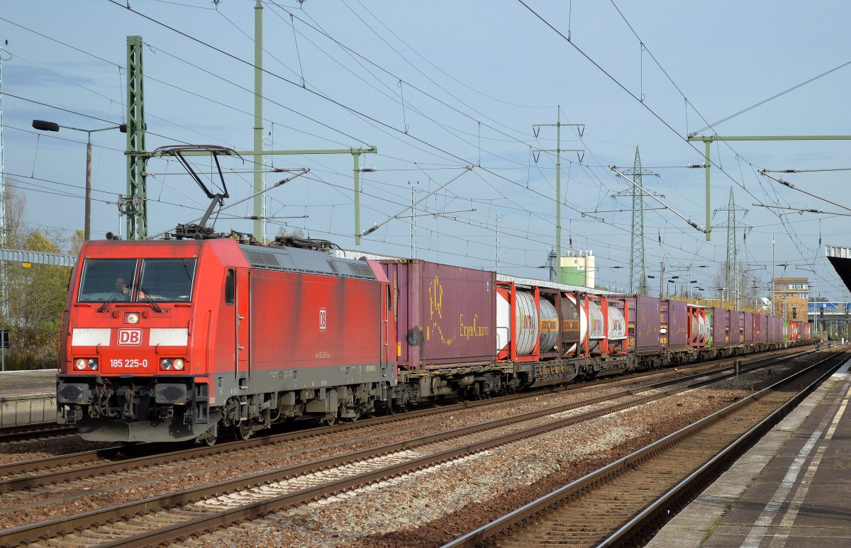 185 225-0 mit Containerzug am 03.11.14 Bhf. Flughafen Berlin-Schönefeld.