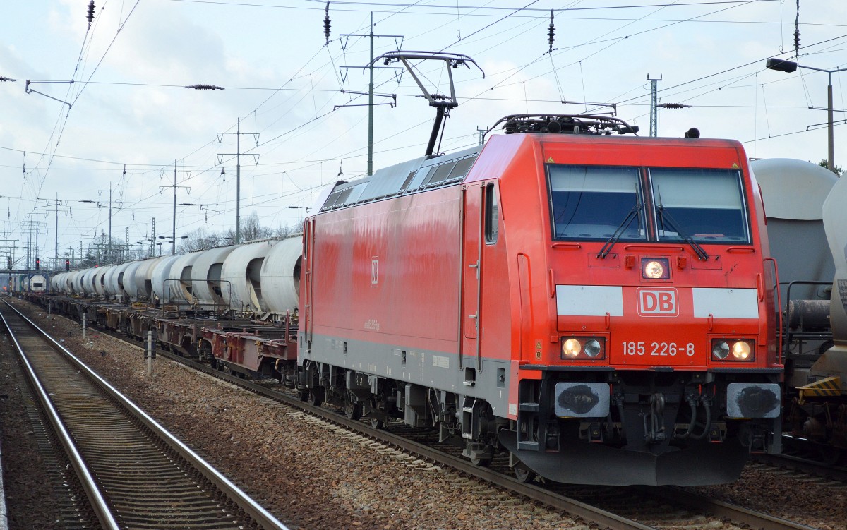 185 226-8 mit fast leerem Containerzug am 23.02.16 Bhf. Flughafen Berlin-Schönefeld.