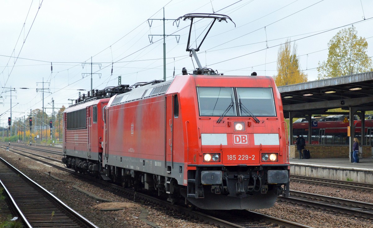 185 229-2 mit 155 075-5 am Haken am 17.10.15 Durchfahrt Flughafen Berlin-Schönefeld.