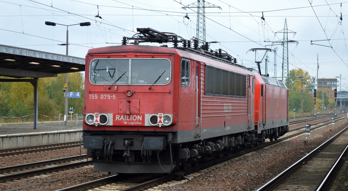 185 229-2 mit 155 075-5 am Haken am 17.10.15 Durchfahrt Flughafen Berlin-Schönefeld.