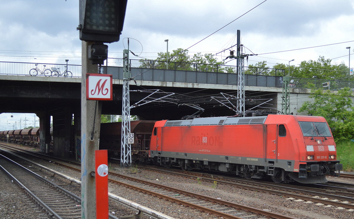 185 231-8 mit Ganzzug SChüttgutwagen am 24.05.17 Berlin-Springpfuhl.