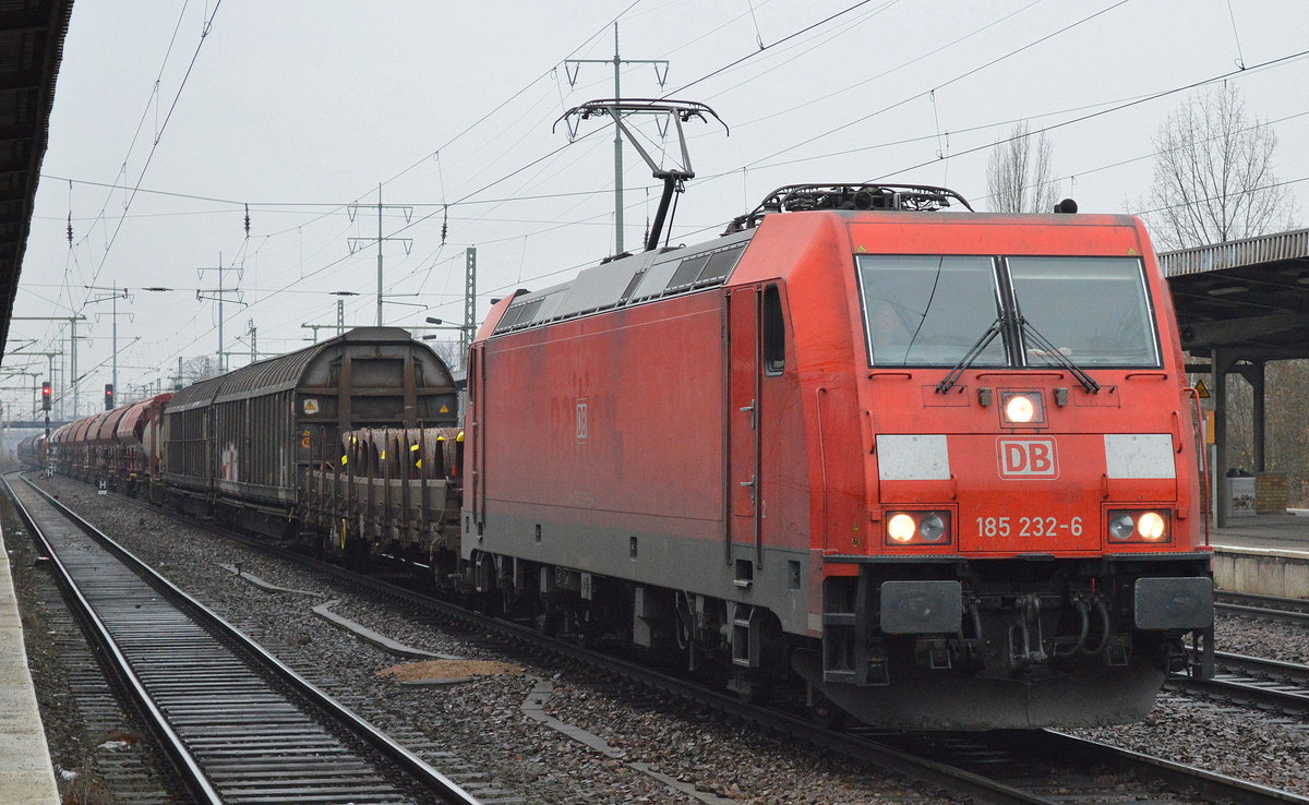 185 232-6 mit einem langen gemischten Güterzug am 06.12.16 Durchfahrt Bf. Flughafen Berlin-Schönefeld.