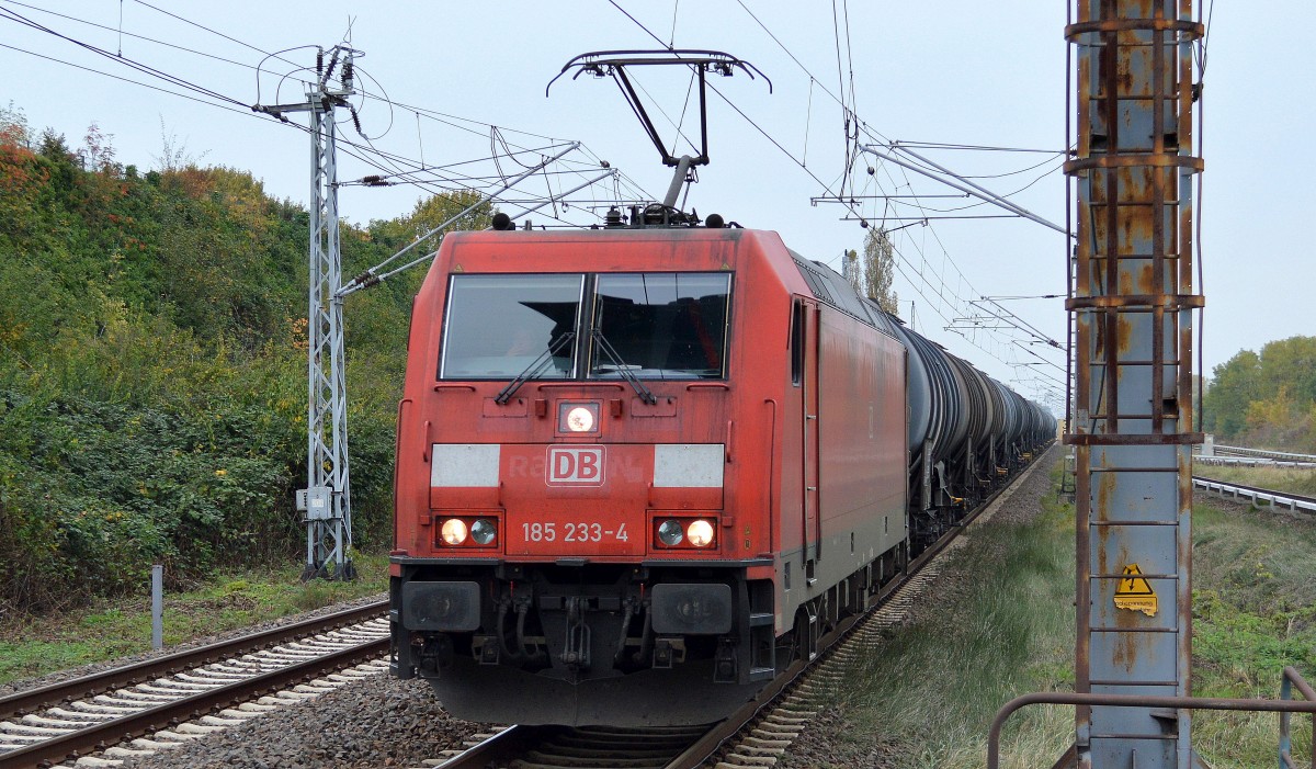 185 233-4 mit Kesselwagenzug am 13.10.14 Berlin-Hohenschönhausen.