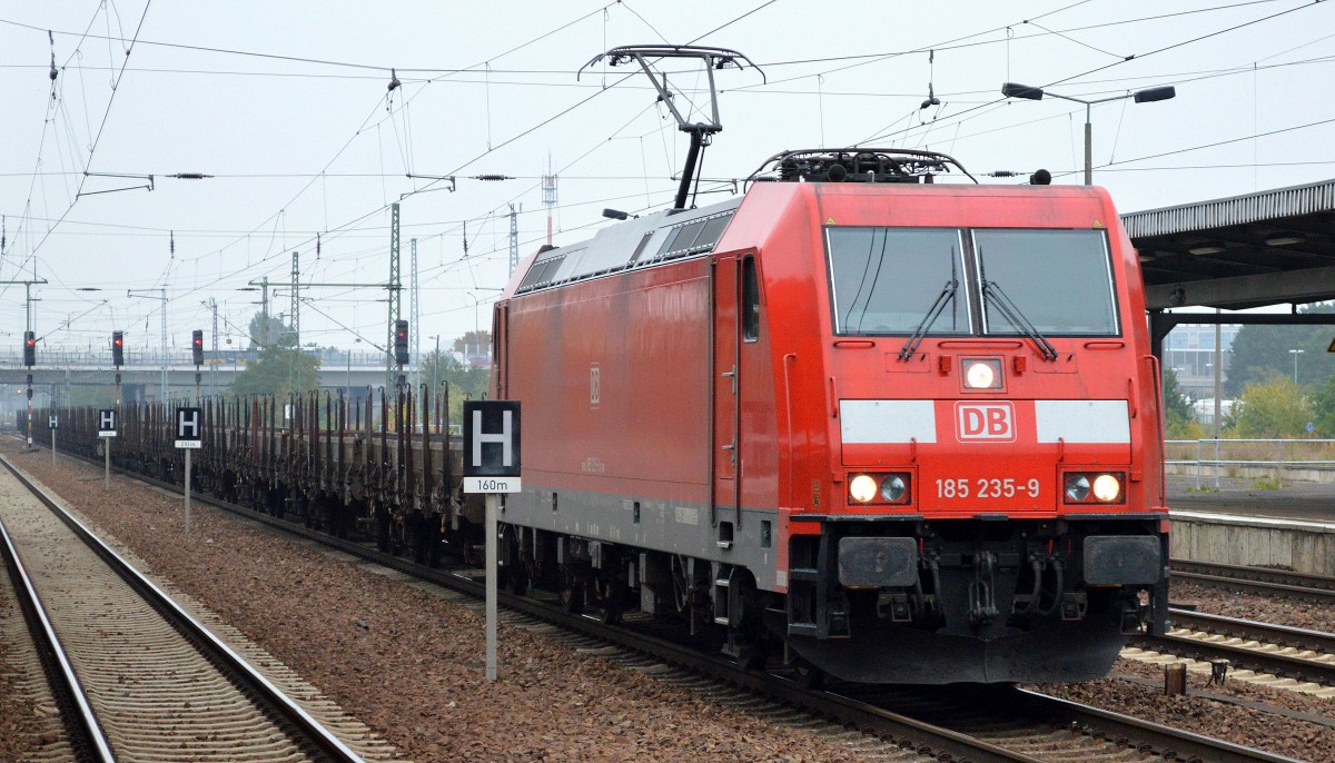 185 235-9 mit einer Lieferung Stahlbrammen am 07.10.15 Bhf. Flughafen Berlin-Schönefeld.