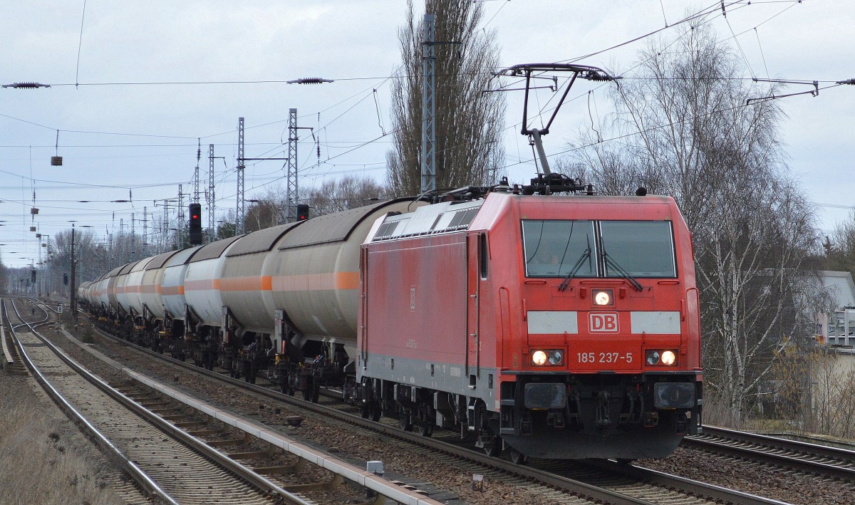 185 237-5 mit Ganzzug Gasdruckkesselwagen (Propen-Lieferung) am 02.03.15 Berlin-Karow.