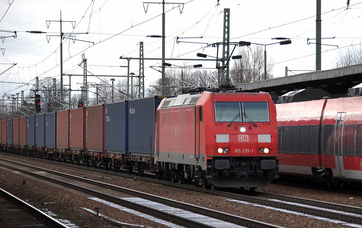 185 239-1fährt mit Containerzug zum Personalwechsel mit längerer Pause im Bhf. Flughafen Berlin-Schönefeld ein, 07.12.13
