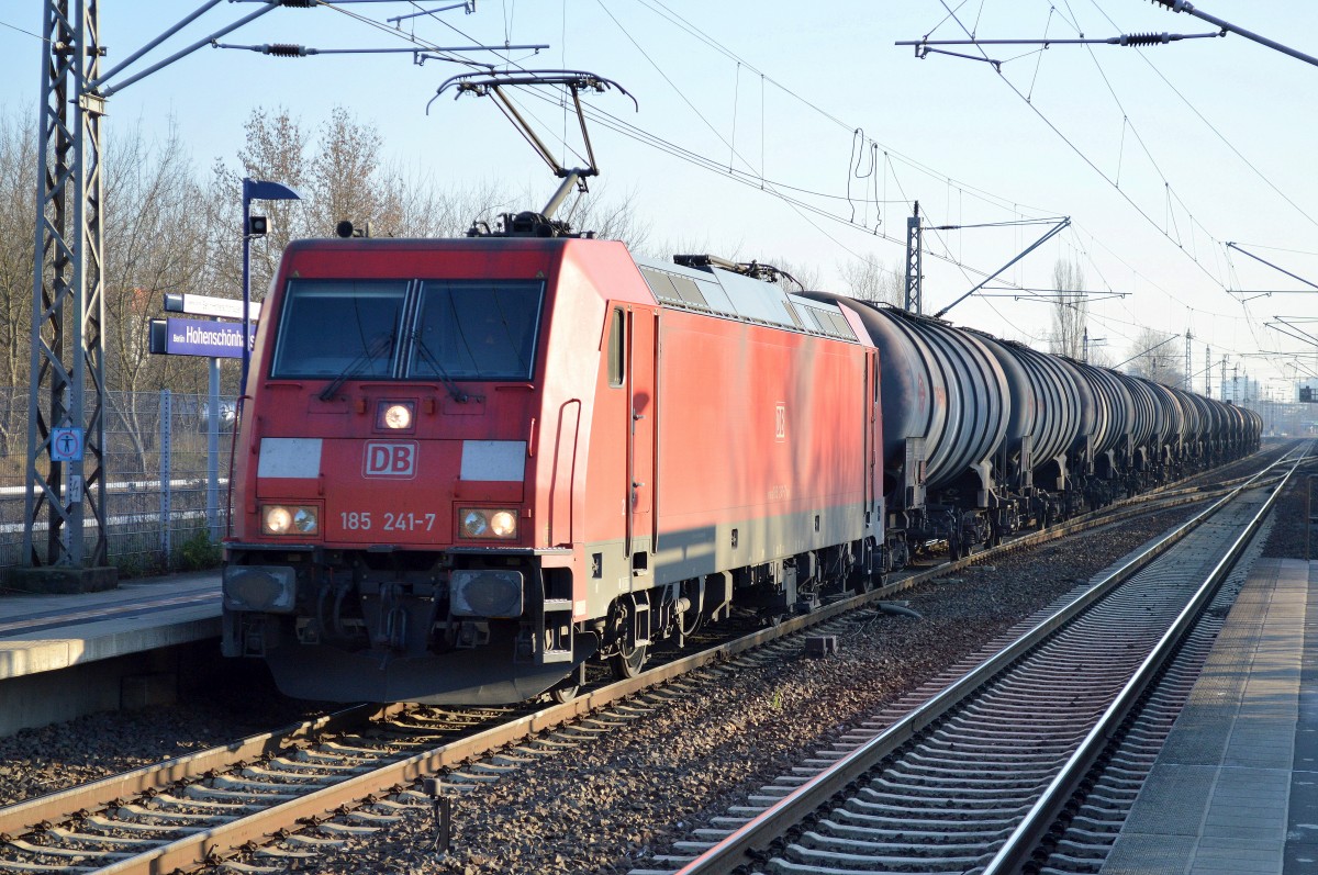 185 241-7 mit Kesselwagenzug (Ethanol) am 08.12.15 Berlin-Hohenschönhausen.