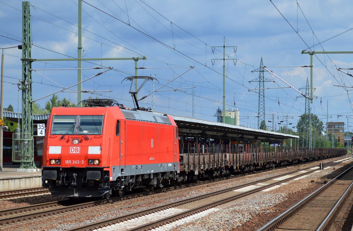 185 243-3 mit Ganzzug unbeladenen Drehgestell-Flachwagen mit Seitenborden von Typ Res 687 der DB am 14.08.14 Durchfahrt Bhf. Flughafen Berlin-Schönefeld. 