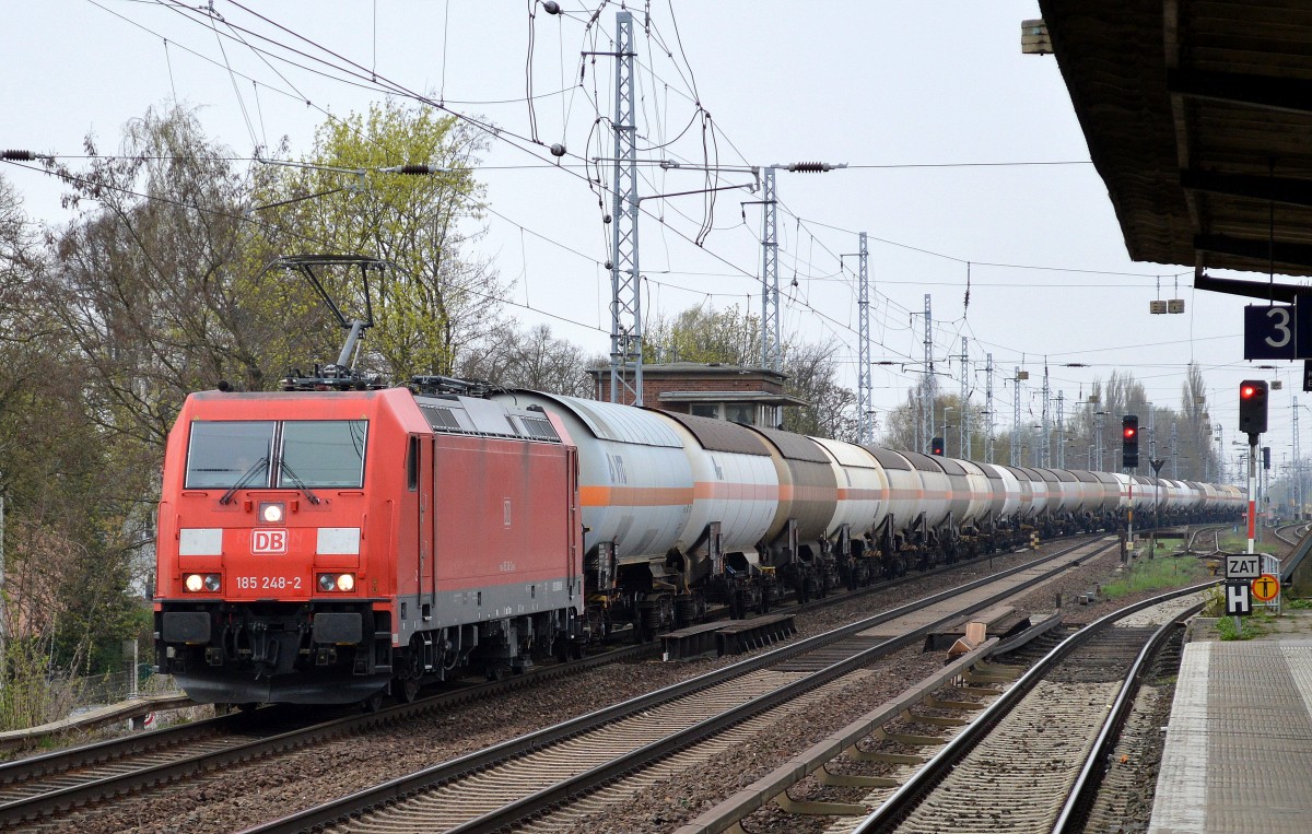 185 248-2 mit langem Kesselwagenzug Richtung Schwedt am 04.04.14 Berlin-Karow. 