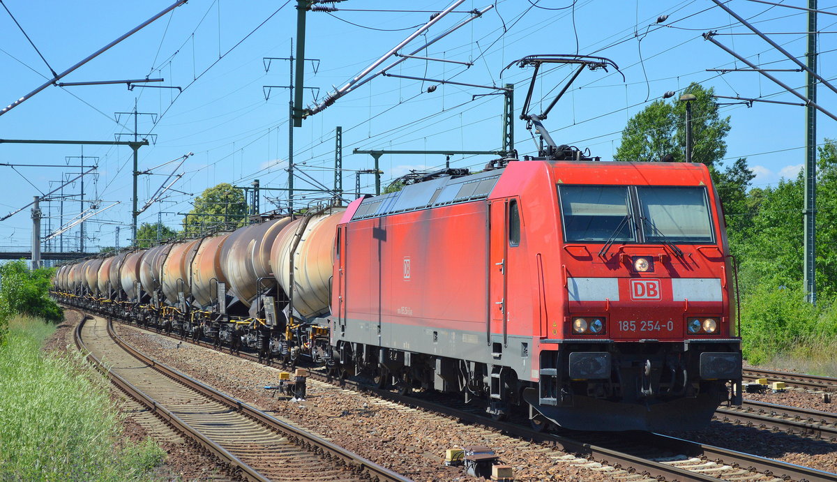 185 254-0 an diesem herrlichen heißen fast schon tropisch anmutenden Tag mit Ganzzug Knickkesselwagen (Kreideschlamm) am 23.06.16 Bf. Flughafen Berlin-Schönefeld.