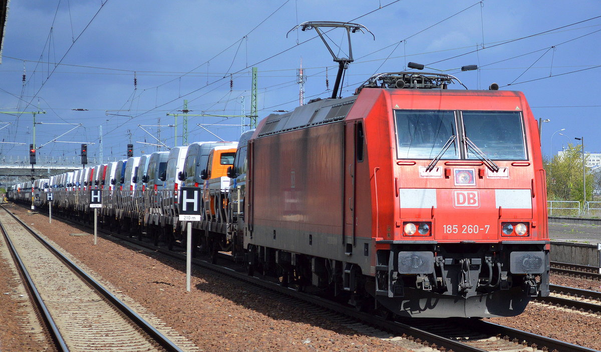 185 260-7 mit einem Nutzfahzeug-Transportzug fabrikneuer VW Crafter aus polnischer Produktion am 22.04.17 Bf. Flughafen Berlin-Schönefeld.