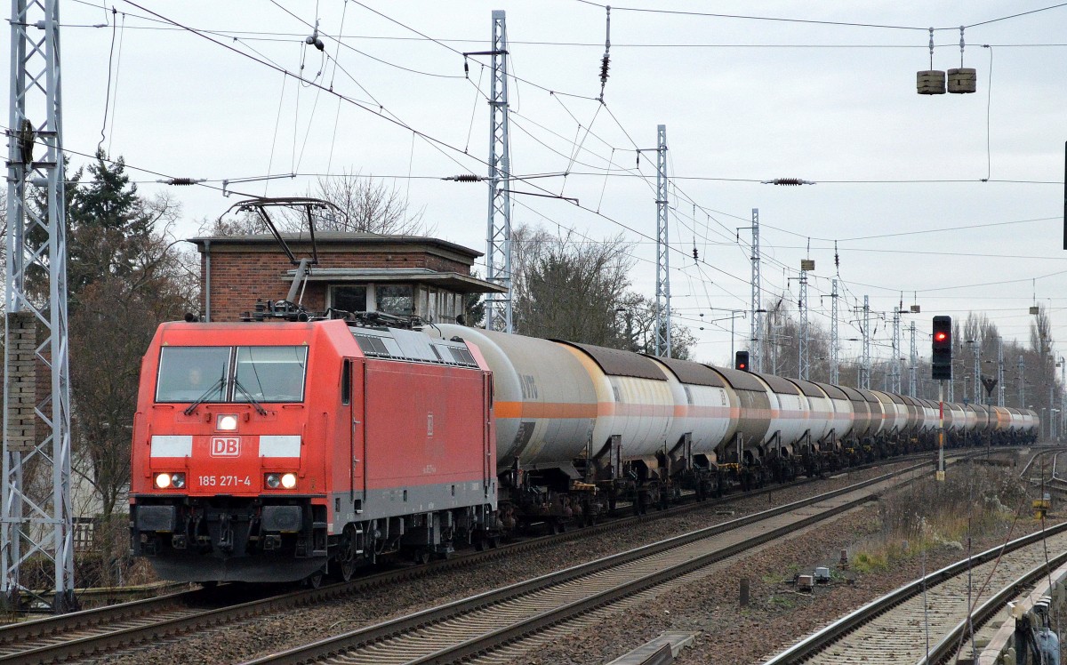 185 271-4 mit Kesselwagenzug Richtung Schwedt am 15.12.14 Berlin-Karow.