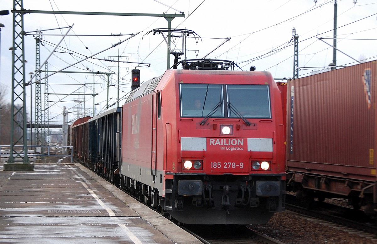 185 278-9 mit gemischtem Güterzug fährt zum Kurzhalt mit Personalwechsel im Bhf. Flughafen Berlin-Schönefeld ein, 07.12.13
