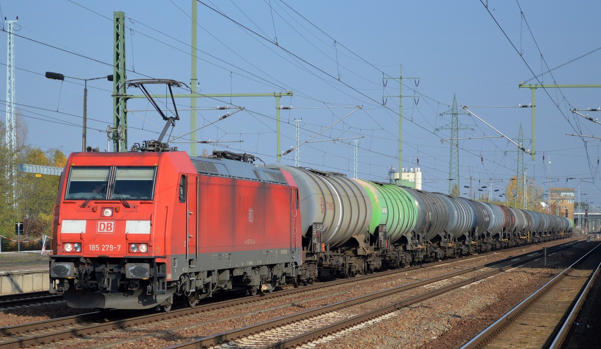 185 279-7 mit Kesselwagenzug am 28.10.15 Bhf. Flughafen Berlin-Schönefeld.