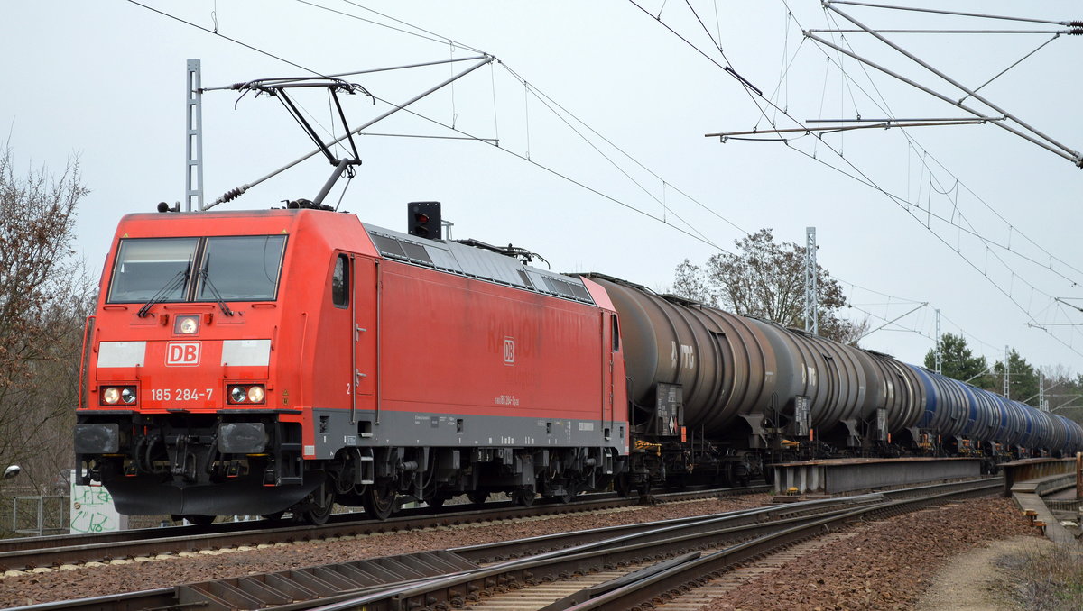 185 284-7 mit Kesselwagenzug am 04.04.16 Berlin-Wuhlheide.