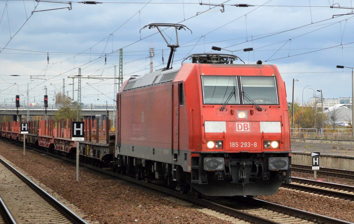 185 293-6 mit einem Leerzug Drehgestell-Flachwagen am 09.11.15 Bhf. Flughafen Berlin-Schönefeld.