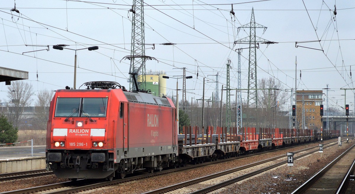 185 296-1 durchfährt den Bhf. Flughafen Berlin Schönefeld mit einem Ganzzug Drehgestell-Flachwagen mit Stahlbrammen beladen, 02.02.15