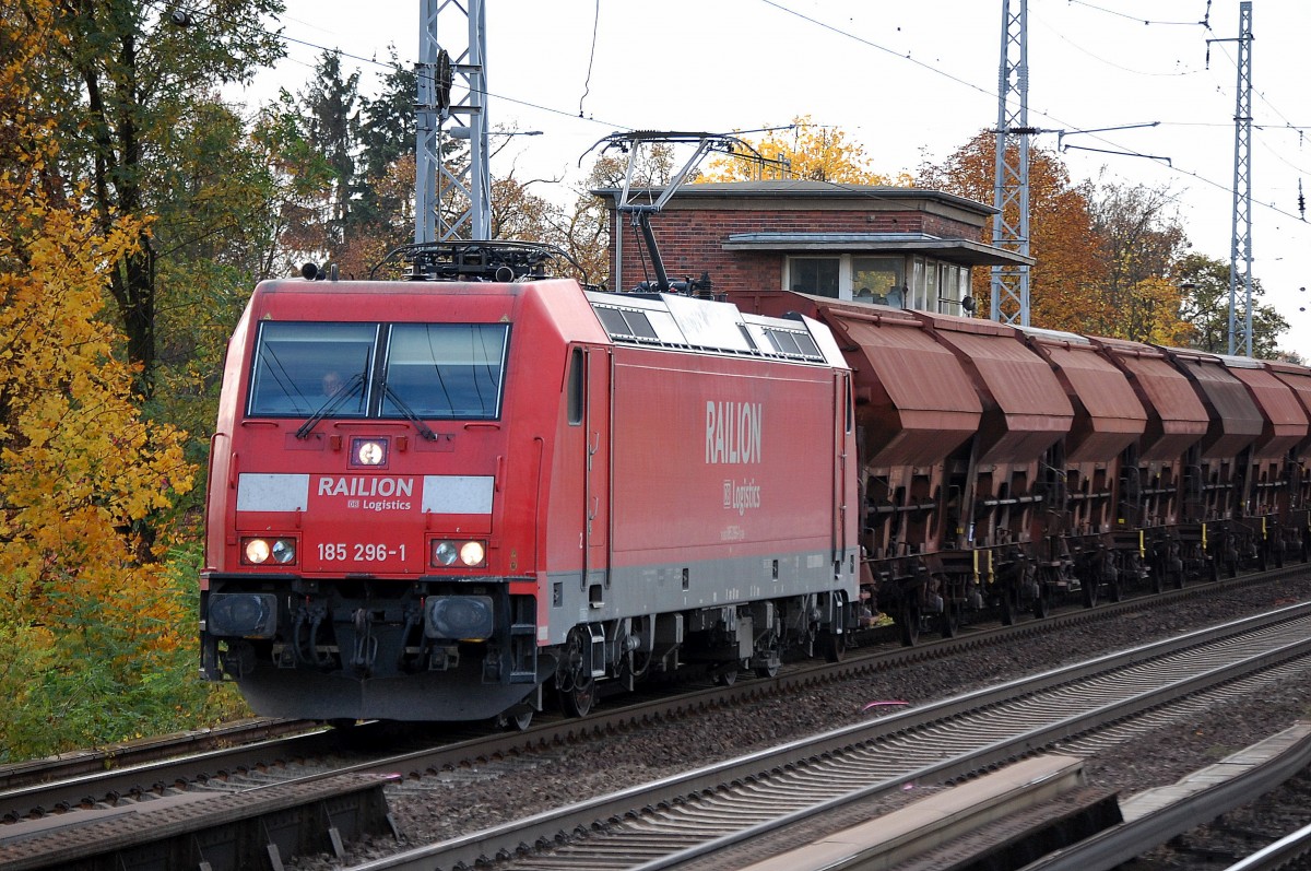 185 296-1 mit Ganzzug gedeckter Sch�ttgutwagen Richtung Bernau, 24.10.13 Berlin-Karow.
