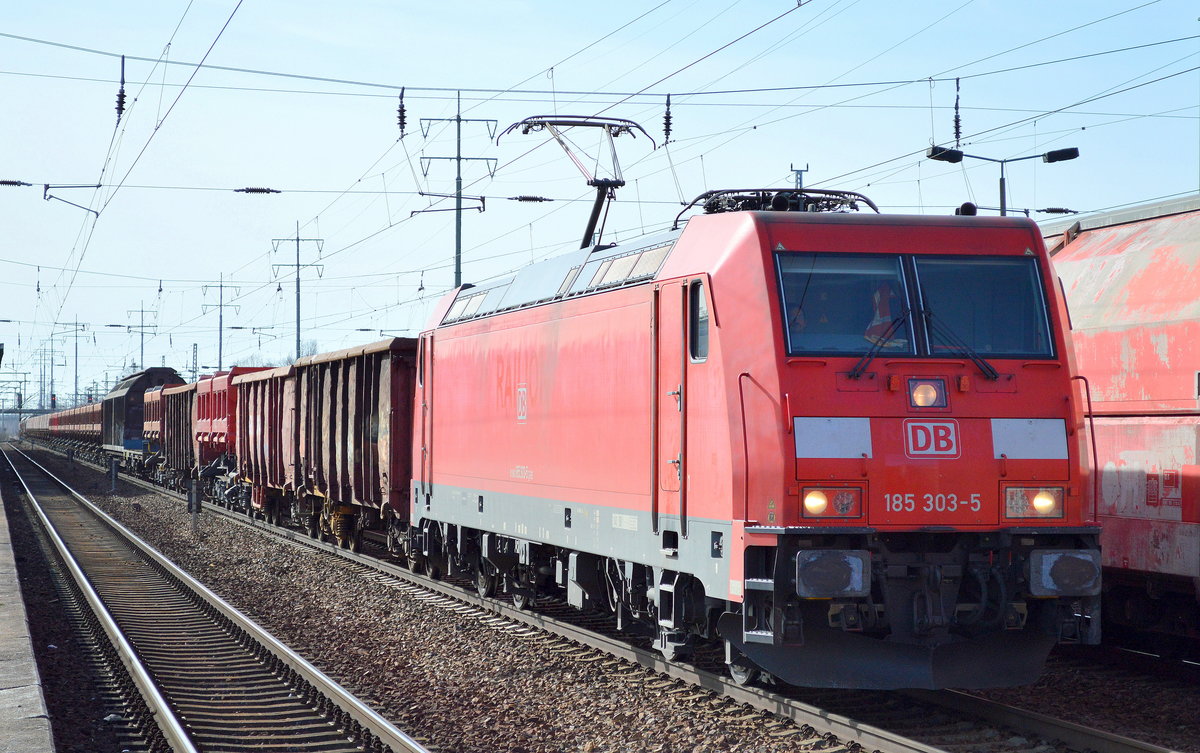 185 303-5 mit langem gemischten Güterzug am 03.03.17 Bf. Flughafen Berlin Schönefeld.
