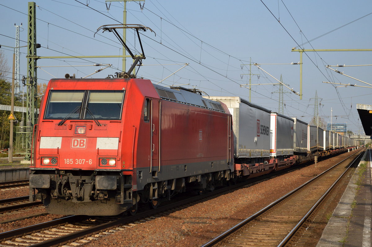 185 307-6 mit KLV-Zug (hauptsächlich DB SCHENKER Trailer) am 16.10.17 BF. Flughafen Berlin-Schönefeld.