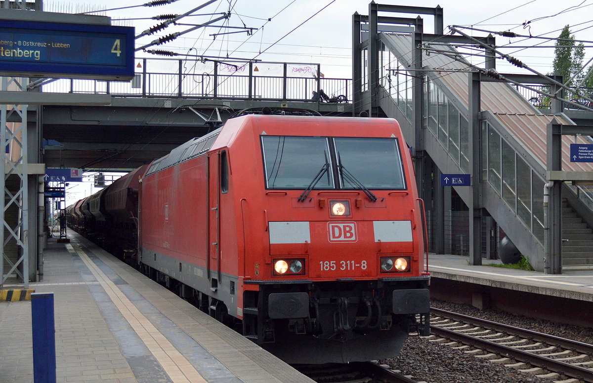 185 311-8 mit Ganzzug gedeckter Schüttgutwagen am 30.05.17 Durchfahrt Bf. Berlin-Hohenschönhausen.
