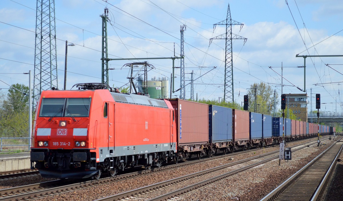 185 314-2 mit Containerzug am 04.05.15 Durchfahrt Bhf. Flughafen Berlin-Schönefeld.