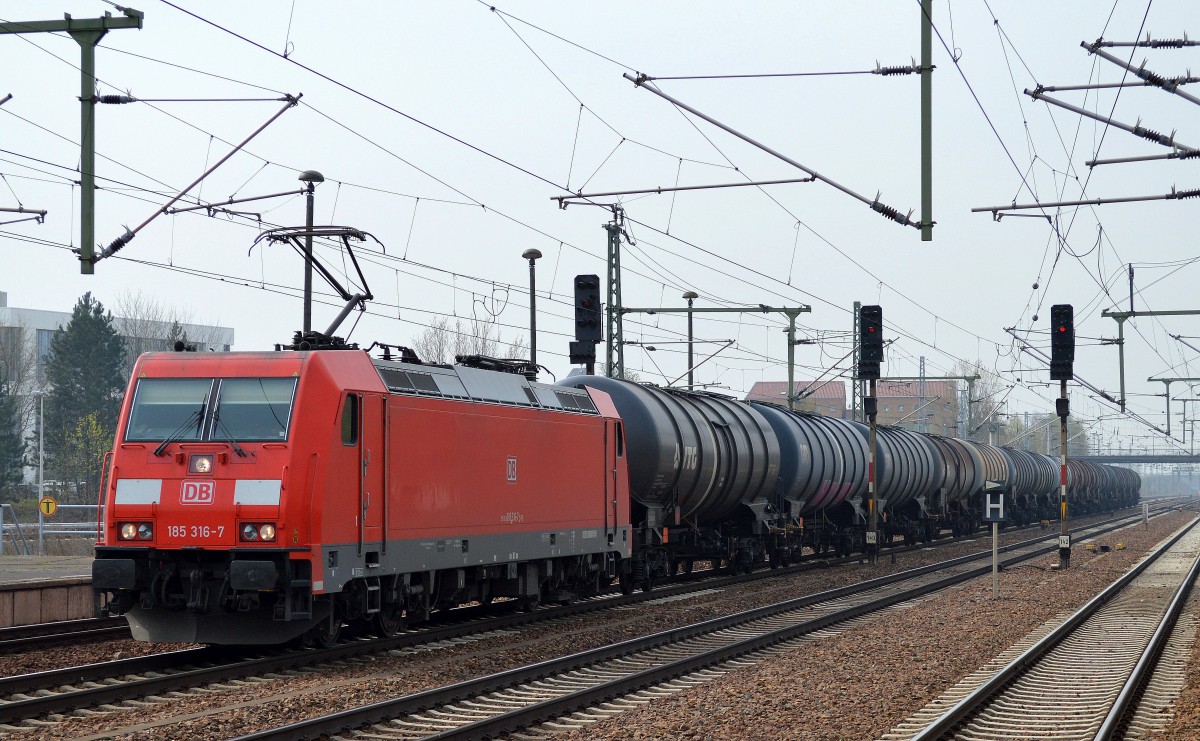 185 316-7 fährt zur Pause mit Kesselwagenzug (Ladegut: ETBE - Ethylbutylether, UN-Nr. 33/1179) im Bhf. Flughafen Berlin-Schönefeld ein. 