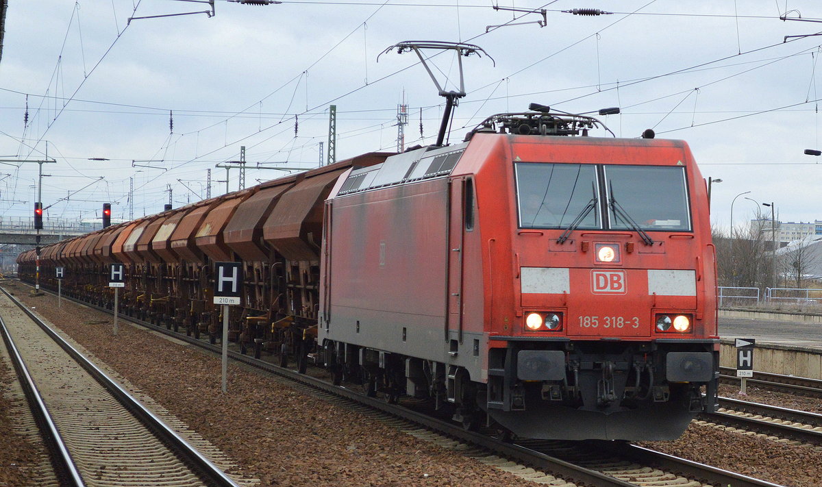 185 318-3 mit Ganzzug gedeckter Schüttgutwagen am 07.03.17 Bf. Flughafen Berlin-Schönefeld. 
