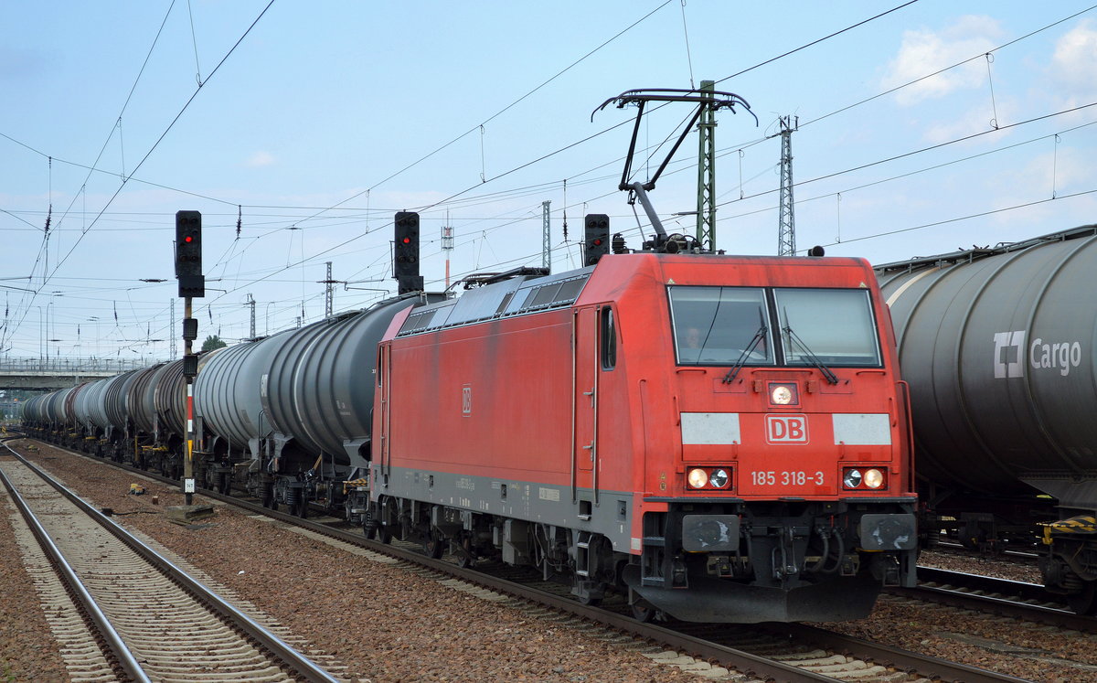 185 318-3 mit Kesselwagenzug am 29.07.16 Bf. Flughafen Berlin-Schönefeld.