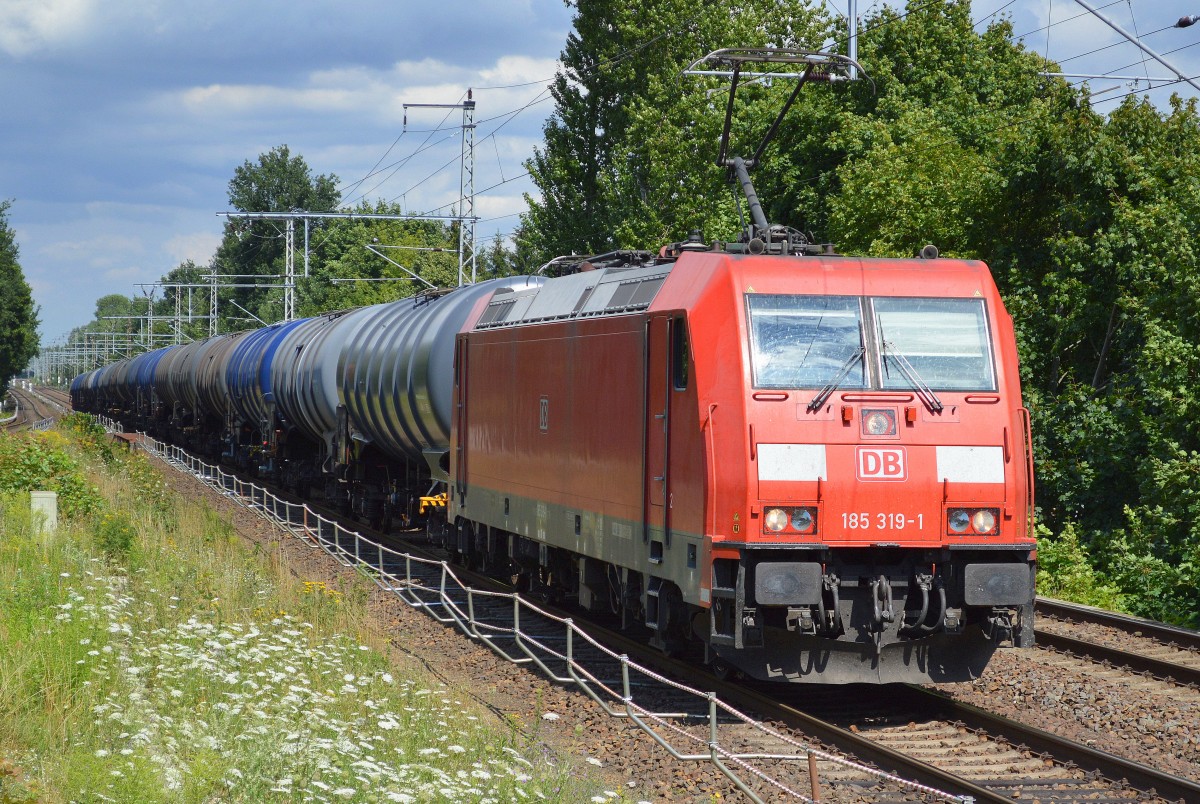 185 319-1 mit Kesselwagenzug am 25.07.15 Röntgental bei Berlin.