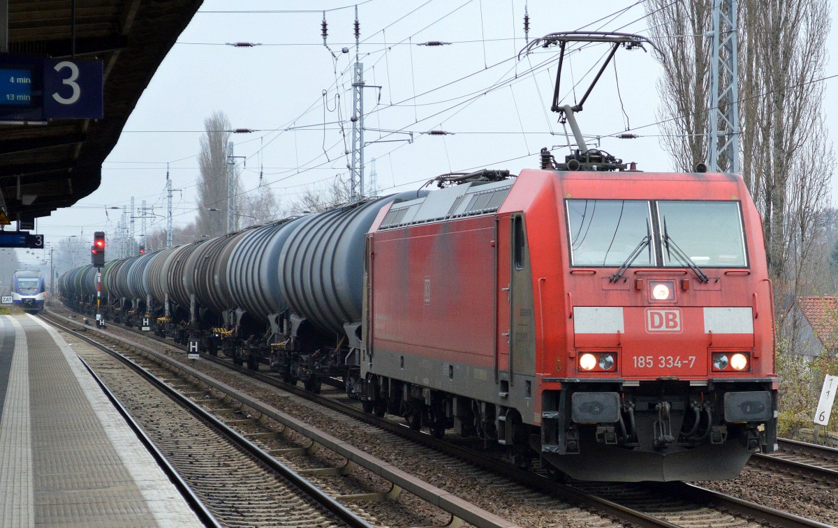 185 334-7 mit Kesselwagenzug am 02.12.14 Berlin-Karow. 