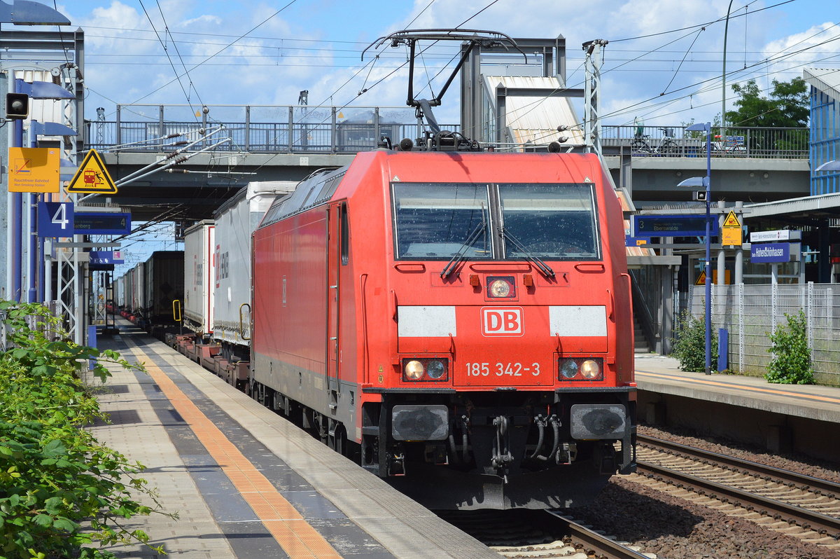185 342-3 mit KLV-Zug (DB SCHENKER Trailer) am 26.06.17 Bf. Berlin-Hohenschönhausen.
