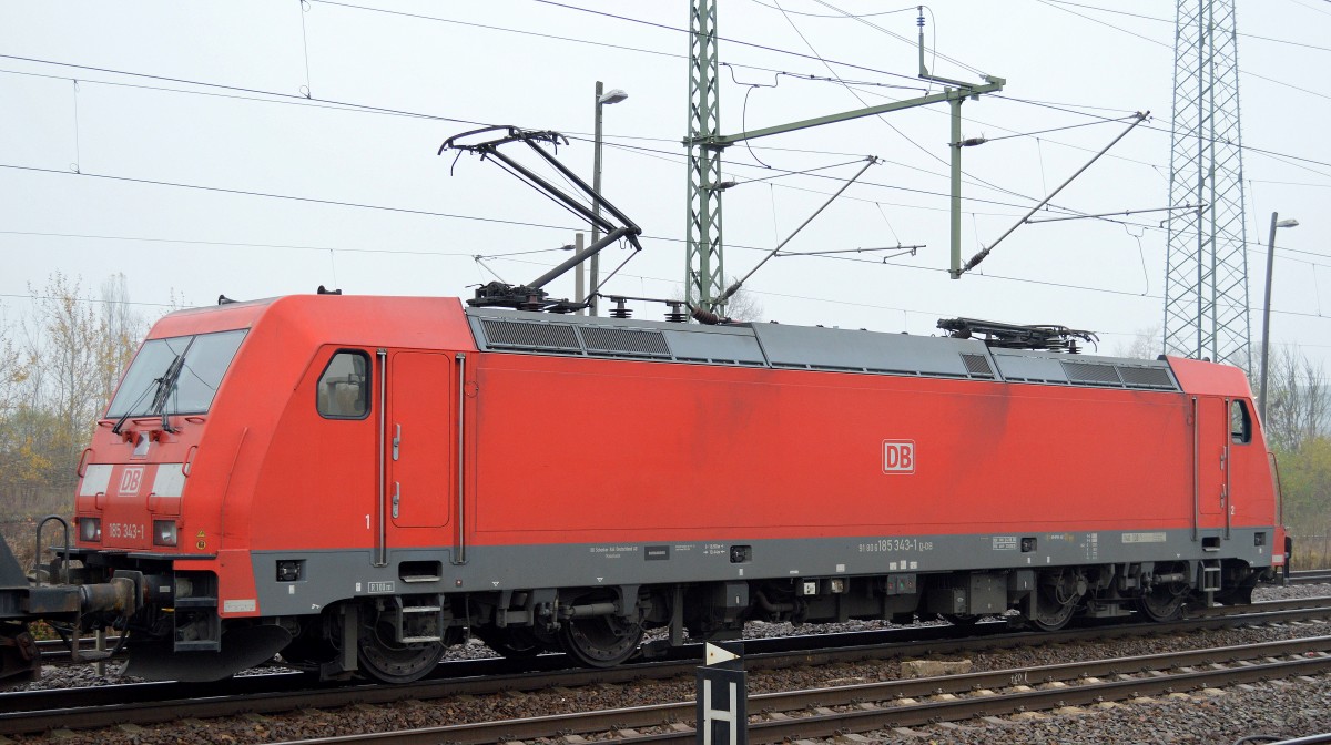 185 343-1 pausierte kurz mit einem Ganzzug Knickkesselwagen (Ladegut Kreideschlamm) am 13.11.14 Bhf. Flughafen Berlin-Schönefeld.
