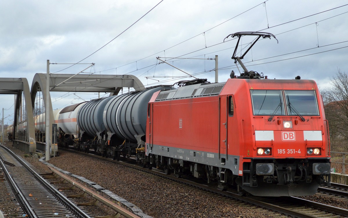 185 351-4 mit Kesselwagenzug am 18.11.15 Berlin-Pankow.