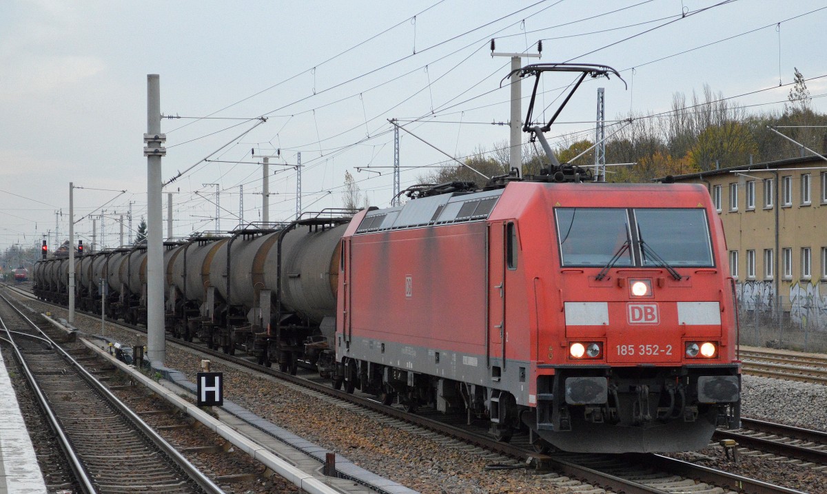 185 352-2 mit einem Kesselwagenzug tschechischer Kesselwagen zum Transport von geschmolzenem Schwefel (UN-Nr. 44/2448) am 03.11.14 Berlin-Blankenburg.