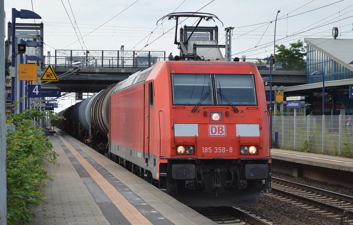 185 358-9 mit Kesselwagenzug am 10.08.17 Durchfahrt Bf. Berlin-Hohenschönhausen.