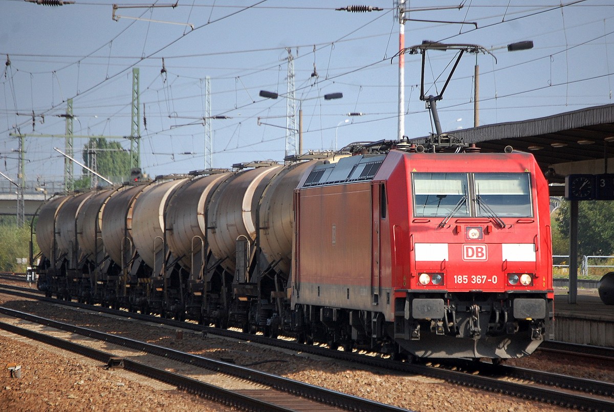 185 367-0 mit einem Kurzzug Knickkesselwagen pausiert im Bhf. Flughafen Berlin-Sch�nefeld.